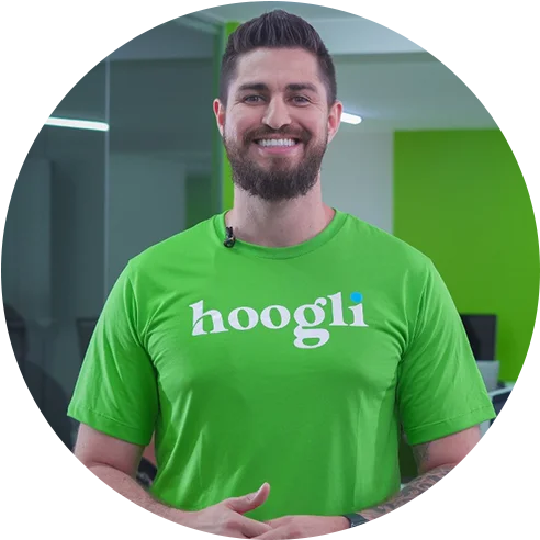 Imagem de homem (CEO da Hoogli) vestindo camiseta verde com logo da empresa.