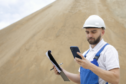 Homem trabalhando com construção 